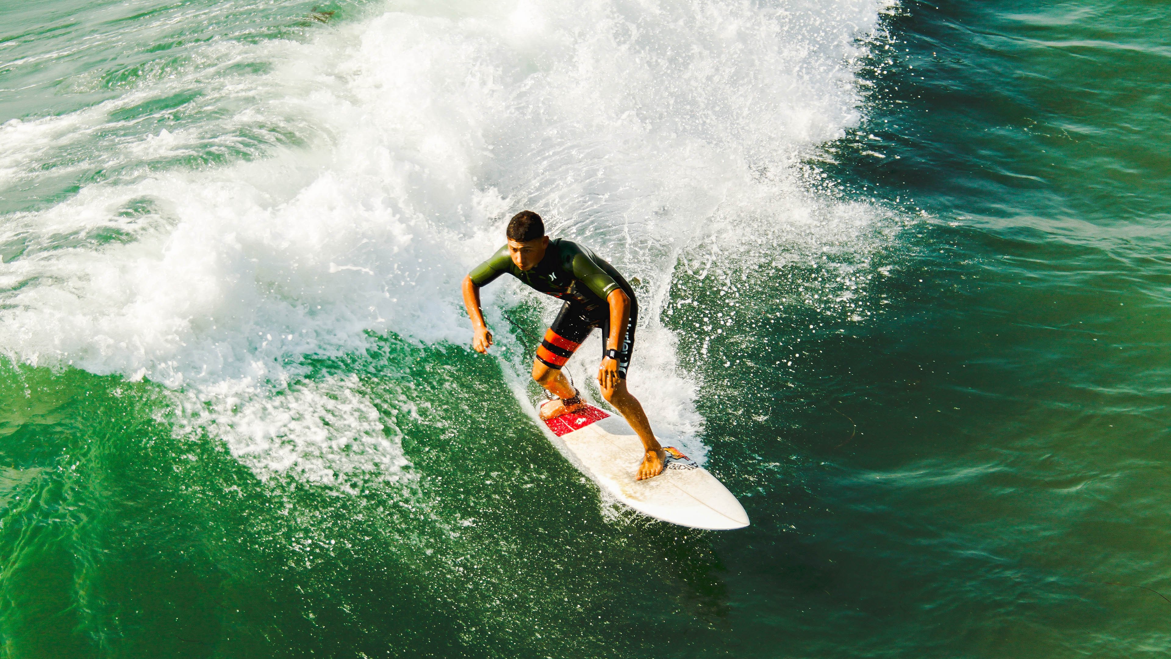 杜兰特重返赛场，夺冠首场状态出色，曼联观众沸腾！比赛高潮迭起